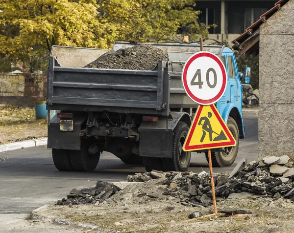 Funciona sinal de aviso antecipado em uma estrada — Fotografia de Stock
