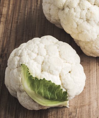 karnabahar ahşap tahta üzerinde