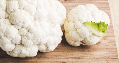 karnabahar ahşap tahta üzerinde