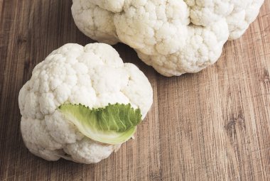 karnabahar ahşap tahta üzerinde