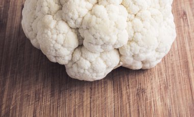 karnabahar ahşap tahta üzerinde