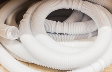 Beyaz arka plan üzerinde plastik oluklu boru