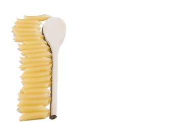 Beyaz arka plan tahta kaşık üzerinde izole pişmemiş penne makarna