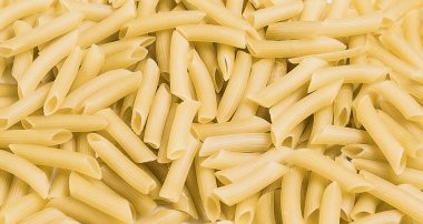 Beyaz arka plan üzerinde izole pişmemiş penne makarna