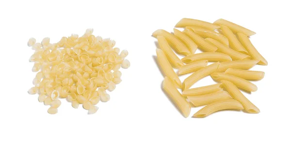 Pâtes penne non cuites isolées sur fond blanc — Photo