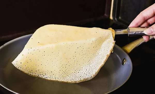 Κάνει τηγανίτες στο τηγάνι — Φωτογραφία Αρχείου