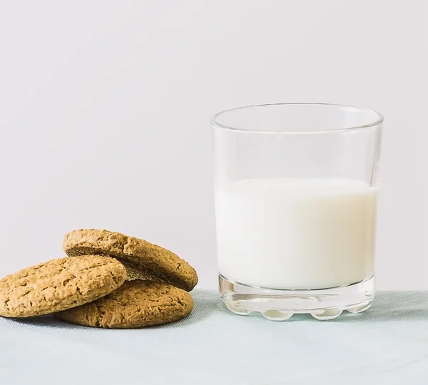 Biscoitos leite sobremesa almoço copo — Fotografia de Stock