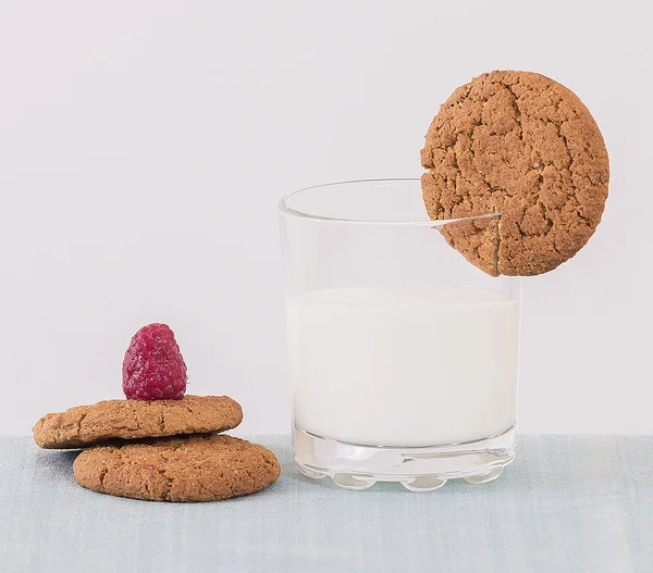Cookies  milk dessert lunch glass raspberries — Stock Photo, Image