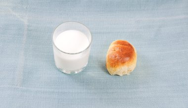 Taze çörek elma ile bir bardak süt pasties pişmiş