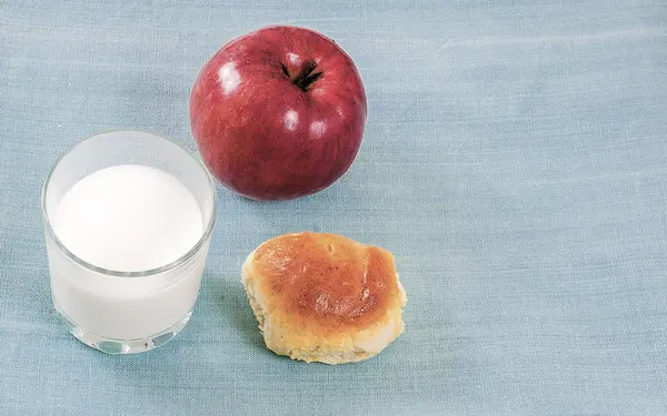 Pães frescos com maçã, pastéis assados um copo de leite — Fotografia de Stock