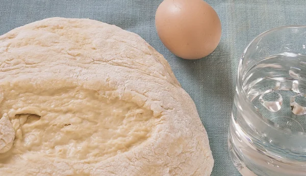 Fresh těsto na chléb a koláče, vejce, vody na ručník — Stock fotografie