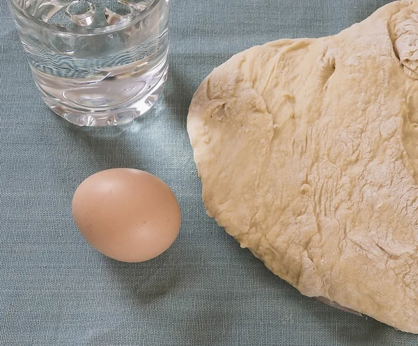 Friss tészta, kenyér és sütemények, tojás, víz a törülközőt — Stock Fotó