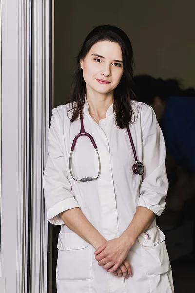 漂亮的女孩医生白大褂站在医院微笑 — 图库照片