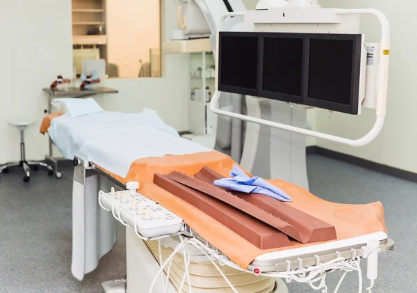 Sala de cirurgia com equipamento moderno . — Fotografia de Stock