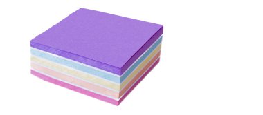 renkli kağıt beyaz bir tablo üzerinde bir paket yatan bir ahşap cetvel