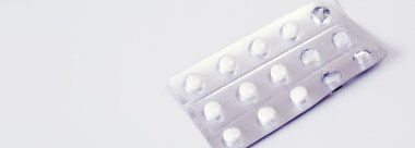 paket beyaz tıbbi tablet veya kapsül ve beyaz masa haplarla