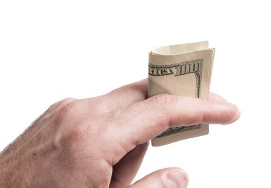 Yüz dolarlık banknot izole bir beyaz arka plan üzerinde parmaklarını kıvrılmış erkek sol el tutar