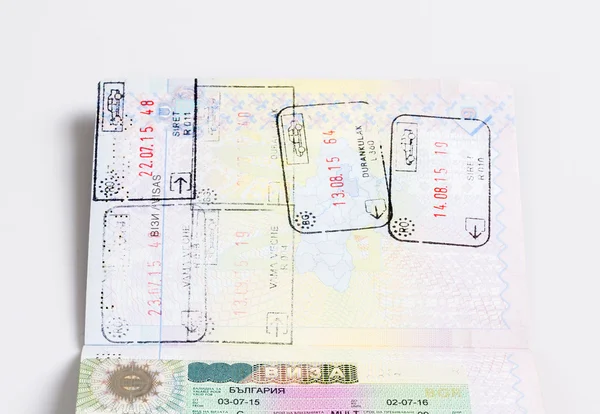Um passaporte com páginas com vistos e selos — Fotografia de Stock