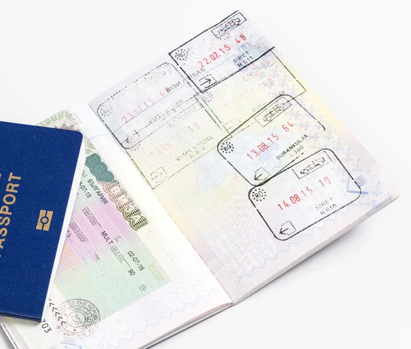 Um passaporte com páginas com vistos e selos — Fotografia de Stock