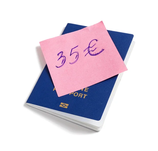 Passaporte ucraniano e nota 35 euros sobre fundo branco — Fotografia de Stock