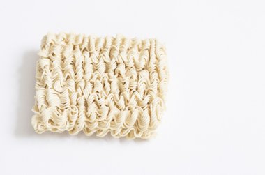 Beyaz masa üzerinde anlık erişte