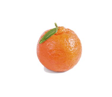 Kırmızı yaprak ile beyaz bir arka planda mandalina