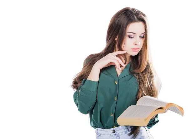 Молода жінка читає книгу на білому тлі — стокове фото