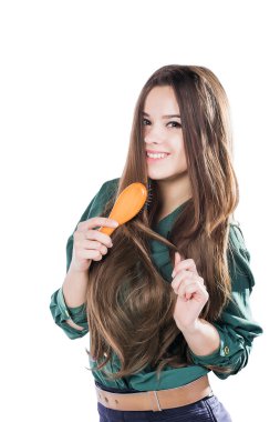 Genç kız saç fırçası isolated.smile ile.
