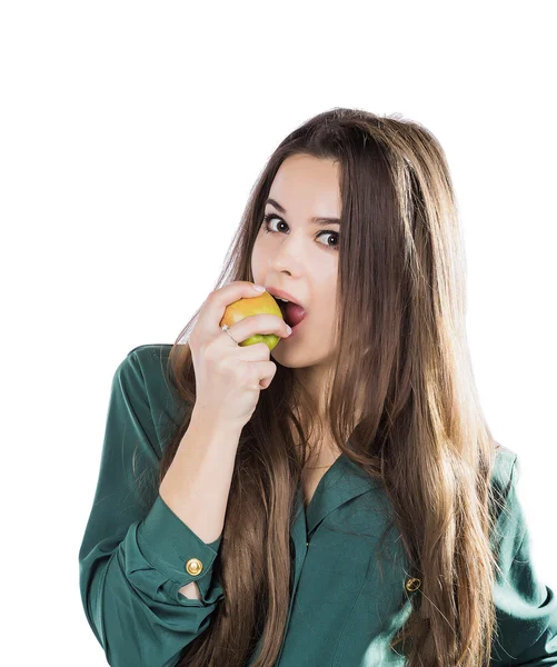 Gadis cantik cantik seksi dengan rambut ikal gelap, memegang apel besar untuk menikmati rasa dan diet, tersenyum — Stok Foto