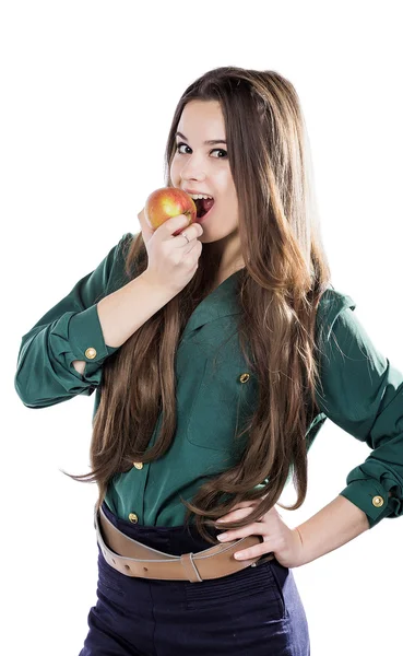 Молодая красивая сексуальная девушка с темными кудрявыми волосами, держа большое яблоко, чтобы насладиться вкусом и сидят на диете, улыбаются — стоковое фото