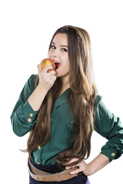 Joven hermosa chica sexy con pelo rizado oscuro, sosteniendo manzana grande para disfrutar del sabor y están a dieta, sonrisa — Foto de Stock