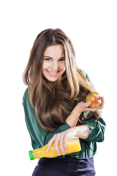 Здорова дівчина з водою і яблучною дієтою посміхається ізольовано на білому — стокове фото