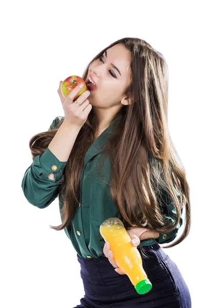 Fille en bonne santé avec de l'eau et de la pomme régime souriant isolé sur blanc — Photo