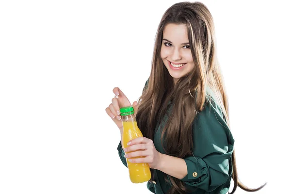 十几岁的女孩高兴有人拿着一瓶橙色 juice.in 一件绿色的衬衫。孤立对白色的 background.opens 一瓶 — 图库照片