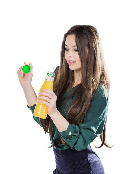 十几岁的女孩高兴有人拿着一瓶橙色 juice.in 一件绿色的衬衫。在白色背景上孤立 — 图库照片