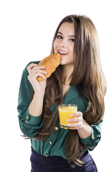 Giovane donna con bicchiere di succo e croissant — Foto Stock
