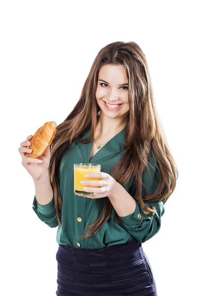 Young woman with glass of juice and croissant — 图库照片