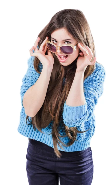 Mujer joven con el pelo oscuro con un suéter de punto azul de pie sobre un fondo blanco con los puntos de aislamiento. Mantenga las gafas . — Foto de Stock