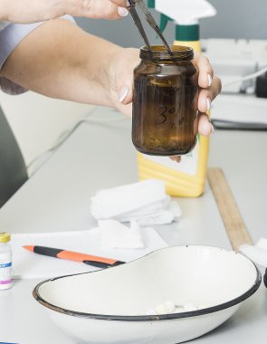 Sağlık doktor cımbız bankalar hazırlıkları ile bir çift alır