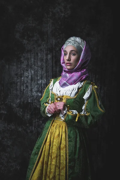 祈りの手を保持している中世の女性 — ストック写真