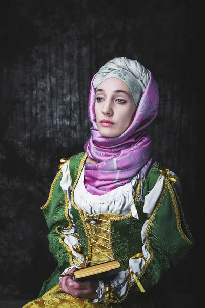 중세 스타일 역사적 드레스 여자 — 스톡 사진