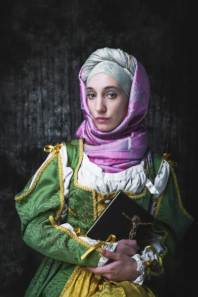 중세 여자 보유 하 고 있는 가톨릭 크로스. — 스톡 사진