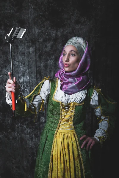 Medieval mujer uno mismo sosteniendo palo —  Fotos de Stock