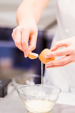 yumurta beyazı ve sarısı ayrı nasıl