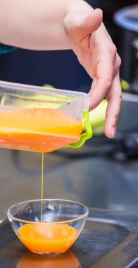 bir kasede yumurta sarısı pudra etkiler