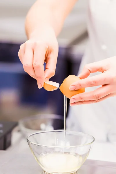 Cómo separar la yema y la clara de huevo — Foto de Stock