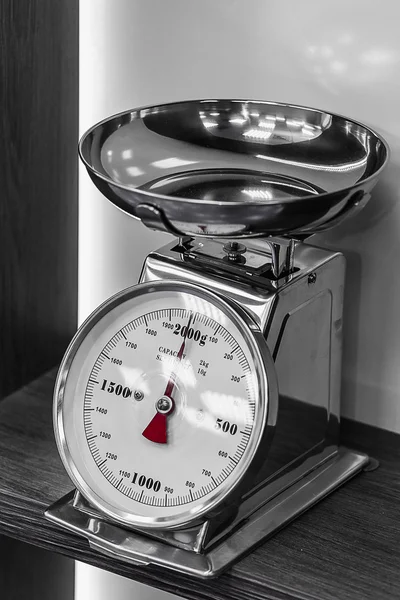 Срібні кухонні ваги з червоною стрілкою на полиці — стокове фото