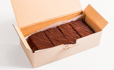 Napolyon kek parçaları bir karton kutu içinde