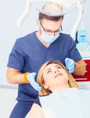 Diş hekimliği bürosundaki sağlıklı diş sağlığı hastası. Diş bakımı önleme.