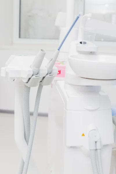 Белый интерьер кабинета дантиста. Стоматологический кабинет — стоковое фото
